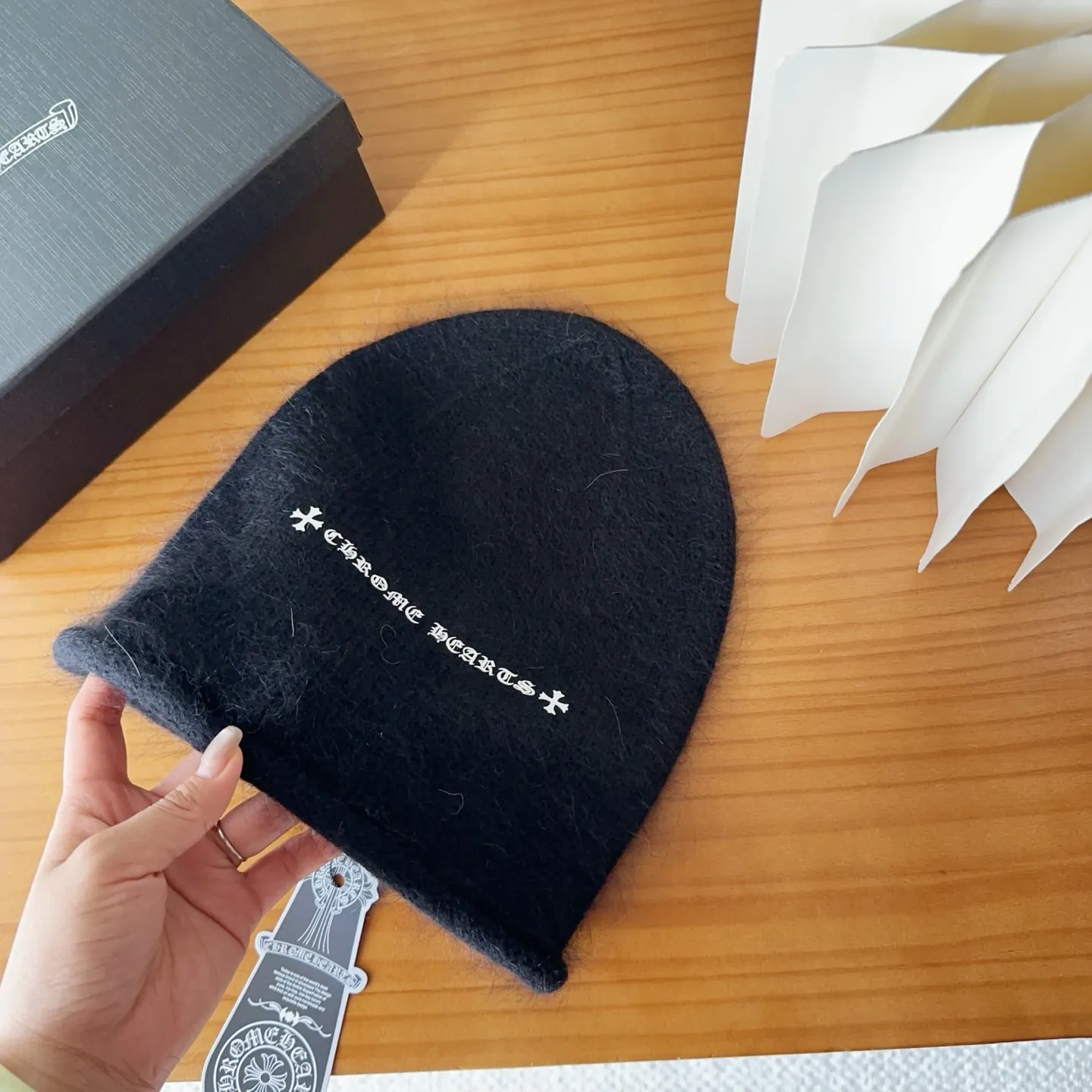 💰50 Crow Heart Autumn and Winter Wool Knitted Beanie This must be a favorite of minimalism. It is clean, neat, fashionable and versatile, and will definitely not be picky about your face shape! A fashionable classic that lasts forever! Fashionable black and white can be purchased together!